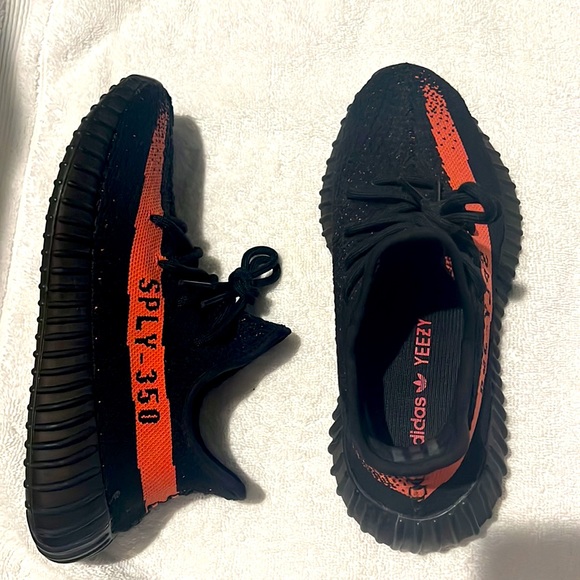 Almost new Yeezy’s boost 350 V2 “Red” - Picture 2 of 6